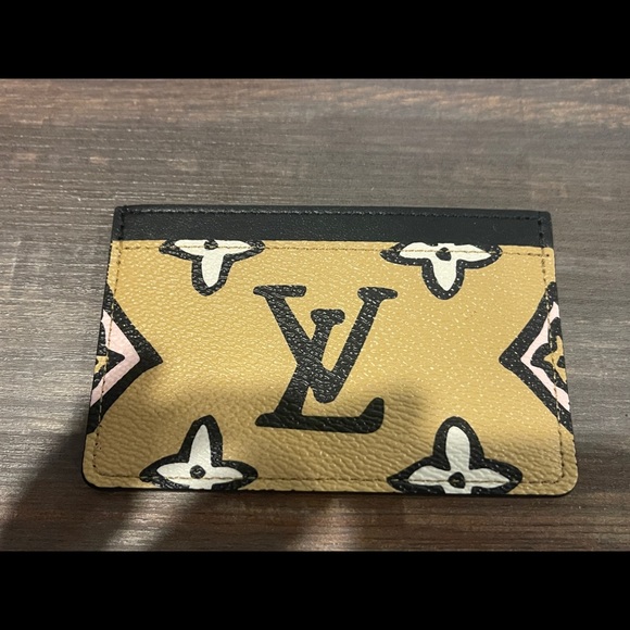 Brand new LV Limited edition card holder 👜 - Picture 7 of 8